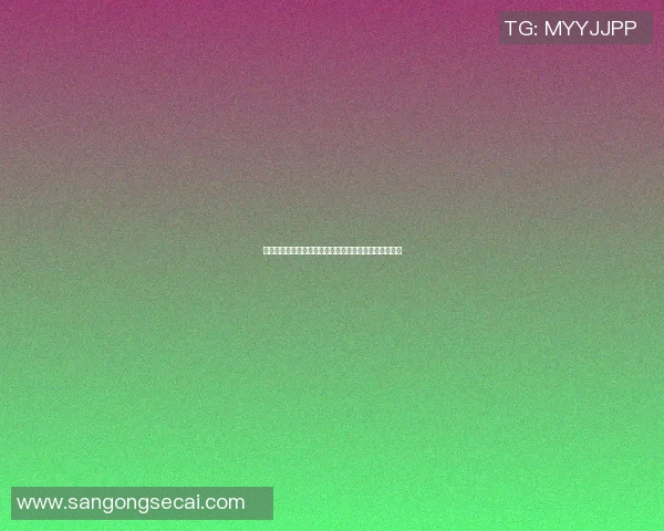 足球明星在沙滩上温馨抱小孩的幸福瞬间尽显亲情与快乐