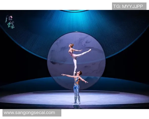 美国街头杂技足球女星展现惊人技艺与魅力引领潮流