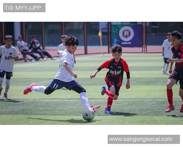 帅气绑头发足球明星的时尚风采与运动魅力完美结合的精彩瞬间